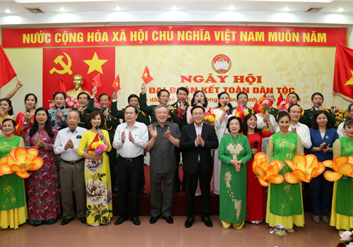 Tối 08-11, Tổ dân phố số 6, phường Quán Thánh (quận Ba Đình) tổ chức Ngày hội Đại đoàn kết toàn dân tộc nhân dịp kỷ niệm 90 năm Ngày truyền thống Mặt trận Tổ quốc Việt Nam (18/11/1930-18/11/2020). Đến dự Ngày hội có các đồng chí Ủy viên Bộ Chính trị: Đại tướng Tô Lâm, Bộ trưởng Bộ Công an; Bí thư Thành ủy, Trưởng đoàn đại biểu Quốc hội thành phố Hà Nội Vương Đình Huệ. Các đồng chí Bí thư Trung ương Đảng: Chủ tịch Ủy ban Trung ương Mặt trận Tổ quốc Việt Nam Trần Thanh Mẫn, Chánh án Tòa án nhân dân Tối cao Nguyễn Hòa Bình. Cùng dự Ngày hội có các đồng chí: Phó Bí thư Thường trực Thành ủy Hà Nội Nguyễn Thị Tuyến; Phó Bí thư Thành ủy, Phó Chủ tịch Thường trực HĐND thành phố Hà Nội Nguyễn Ngọc Tuấn; Ủy viên Ban Thường vụ Thành ủy, Chủ tịch Ủy ban Mặt trận Tổ quốc Việt Nam thành phố Hà Nội Nguyễn Lan Hương; Phó Chủ tịch UBND thành phố Hà Nội Nguyễn Quốc Hùng.
