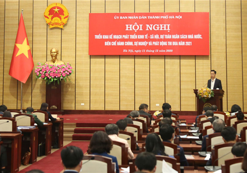 Chiều 11-12, UBND thành phố Hà Nội tổ chức Hội nghị triển khai kế hoạch phát triển kinh tế - xã hội, dự toán ngân sách Nhà nước, biên chế hành chính, sự nghiệp và phát động phong trào thi đua năm 2021. Dự Hội nghị có Ủy viên Trung ương Đảng, Phó Bí thư Thành ủy, Chủ tịch UBND Thành phố, Chủ tịch Hội đồng Thi đua - Khen thưởng thành phố Hà Nội Chu Ngọc Anh; Phó Bí thư Thường trực Thành ủy Hà Nội Nguyễn Thị Tuyến; Phó Bí thư Thành ủy, Chủ tịch HĐND thành phố Hà Nội Nguyễn Ngọc Tuấn; Ủy viên Ban Thường vụ Thành ủy, Phó Chủ tịch HĐND Thành phố Phùng Thị Hồng Hà; Ủy viên Ban Thường vụ Thành ủy, Phó Chủ tịch UBND Thành phố Lê Hồng Sơn; lãnh đạo các ban Đảng Thành ủy; lãnh đạo HĐND, UBND Thành phố, các sở, ban, ngành, quận, huyện, thị xã trực thuộc thành phố Hà Nội…