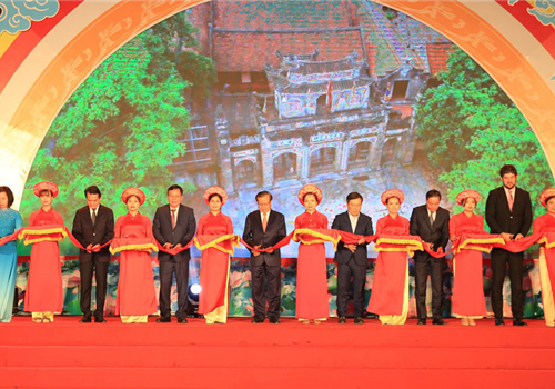 Tối 11-12, tại đền Thượng, Khu di tích đền Phù Đổng (xã Phù Đổng, huyện Gia Lâm, Hà Nội), Huyện ủy, HĐND, UBND, Ủy ban Mặt trận Tổ quốc huyện Gia Lâm tổ chức trọng thể Lễ kỷ niệm 10 năm UNESCO công nhận Hội Gióng là Di sản văn hóa phi vật thể đại diện của nhân loại; đón nhận Quyết định công nhận xã Phù Đổng đạt chuẩn nông thôn mới nâng cao; trao Quyết định công nhận làng nghề hoa giấy Phù Đổng và khánh thành dự án tu bổ, tôn tạo Khu di tích quốc gia đặc biệt đền Phù Đổng. Đến dự có nguyên Ủy viên Bộ Chính trị, nguyên Bí thư Thành ủy Hà Nội Phạm Quang Nghị; Phó Bí thư Thành ủy Hà Nội Nguyễn Văn Phong. Cùng dự có các đồng chí Ủy viên Ban Thường vụ Thành ủy Hà Nội: Chủ nhiệm Ủy ban Kiểm tra Thành ủy Hoàng Trọng Quyết; Trưởng ban Tuyên giáo Thành ủy, Chủ tịch Liên đoàn Lao động Thành phố Bùi Huyền Mai; Phó Chủ tịch UBND Thành phố Lê Hồng Sơn; Trưởng đại diện Tổ chức UNESCO tại Việt Nam Michael Croft.