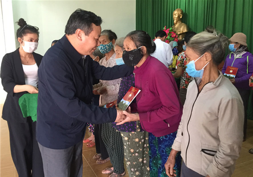Với tinh thần “Hà Nội vì cả nước, cả nước vì Hà Nội”, chiều 12-12, Đoàn công tác hỗ trợ nhân dân các tỉnh miền Trung khắc phục hậu quả bão lũ của thành phố Hà Nội do Phó Bí thư Thành ủy Hà Nội Nguyễn Văn Phong làm trưởng đoàn đã tới thăm, tặng quà tại huyện Bình Sơn, tỉnh Quảng Ngãi.