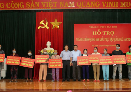 Ngày 13-12, Đoàn công tác hỗ trợ nhân dân các tỉnh miền Trung khắc phục hậu quả bão lũ của thành phố Hà Nội do Phó Bí thư Thành ủy Nguyễn Văn Phong làm Trưởng đoàn đã tới thăm, tặng quà tại huyện Phú Ninh, tỉnh Quảng Nam.