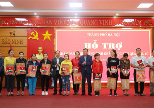 Ngày 14-12, Đoàn công tác hỗ trợ nhân dân các tỉnh miền Trung khắc phục hậu quả bão lũ của thành phố Hà Nội do Phó Bí thư Thành ủy Nguyễn Văn Phong làm Trưởng đoàn đã tới thăm, tặng quà tại xã Bảo Ninh, thành phố Đồng Hới, tỉnh Quảng Bình.