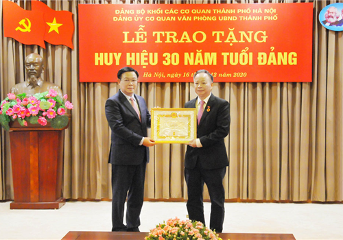 Chiều 16-12, tại trụ sở UBND Thành phố, Ủy viên Bộ Chính trị, Bí thư Thành ủy, Trưởng đoàn đại biểu Quốc hội thành phố Hà Nội Vương Đình Huệ dự và trao Huy hiệu 30 năm tuổi Đảng cho đồng chí Nguyễn Văn Sửu, Ủy viên Ban Thường vụ Thành ủy khóa XVI, Phó Chủ tịch Thường trực UBND thành phố Hà Nội nhiệm kỳ 2016-2021, đảng viên Đảng bộ Khối các cơ quan thành phố Hà Nội.