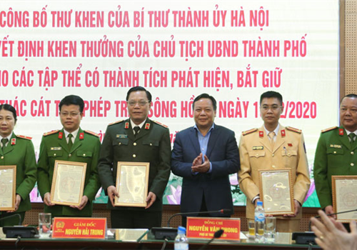 Chiều 17-12, Phó Bí thư Thành ủy Hà Nội Nguyễn Văn Phong đã trao Thư khen của Ủy viên Bộ Chính trị, Bí thư Thành ủy, Trưởng đoàn đại biểu Quốc hội thành phố Hà Nội Vương Đình Huệ gửi các tập thể có thành tích phát hiện, bắt giữ vụ khai thác cát trái phép trên sông Hồng vừa qua.