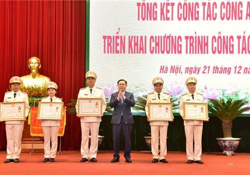 Ngày 21-12, Công an thành phố Hà Nội tổ chức Hội nghị tổng kết công tác công an và phong trào thi đua Vì an ninh Tổ quốc năm 2020, triển khai chương trình công tác công an và phong trào thi đua Vì an ninh Tổ quốc năm 2021. Dự và chỉ đạo Hội nghị có các đồng chí: Ủy viên Bộ Chính trị, Bí thư Đảng ủy Công an Trung ương, Bộ trưởng Bộ Công an - Đại tướng Tô Lâm; Ủy viên Bộ Chính trị, Bí thư Thành ủy, Trưởng đoàn đại biểu Quốc hội thành phố Hà Nội Vương Đình Huệ; Ủy viên Trung ương Đảng, Phó Bí thư Thành ủy, Chủ tịch UBND thành phố Hà Nội Chu Ngọc Anh.

