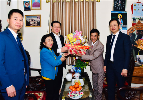 Sáng 24-12, tại trụ sở Huyện ủy Phú Xuyên, đồng chí Vương Đình Huệ, Ủy viên Bộ Chính trị, Bí thư Thành ủy, Trưởng đoàn đại biểu Quốc hội thành phố Hà Nội đã đến thăm, chúc mừng Giáng sinh gia đình ông Nguyễn Văn Thiệu, giáo dân giáo xứ Thao Ngoại, xã Sơn Hà.