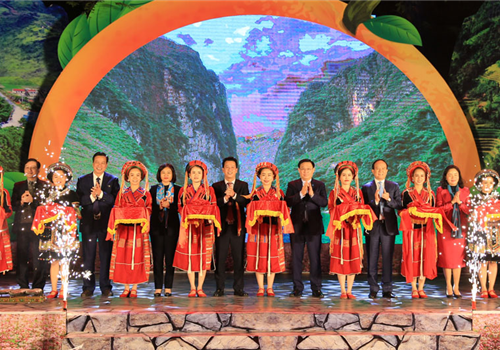 Tối 25-12, tại khu vực Nhà Bát Giác (quận Hoàn Kiếm), UBND tỉnh Hà Giang phối hợp với UBND thành phố Hà Nội tổ chức khai mạc Không gian văn hóa, du lịch và thương mại tỉnh Hà Giang tại Hà Nội - năm 2020. Tới dự sự kiện, về phía Hà Nội có các đồng chí: Ủy viên Bộ Chính trị, Bí thư Thành ủy, Trưởng đoàn đại biểu Quốc hội thành phố Hà Nội Vương Đình Huệ; Phó Bí thư Thường trực Thành ủy Hà Nội Nguyễn Thị Tuyến; Phó Bí thư Thành ủy, Chủ tịch HĐND thành phố Hà Nội Nguyễn Ngọc Tuấn; Phó Chủ tịch UBND thành phố Hà Nội Nguyễn Mạnh Quyền. Về phía tỉnh Hà Giang, có các đồng chí: Ủy viên dự khuyết Ban Chấp hành Trung ương Đảng, Bí thư Tỉnh ủy, Trưởng đoàn đại biểu Quốc hội tỉnh Hà Giang Đặng Quốc Khánh; Phó Bí thư Thường trực Tỉnh ủy, Chủ tịch HĐND tỉnh Thào Hồng Sơn; Phó Bí thư Tỉnh ủy, Chủ tịch UBND tỉnh Hà Giang Nguyễn Văn Sơn; Phó Bí thư Tỉnh ủy Nguyễn Mạnh Dũng.

