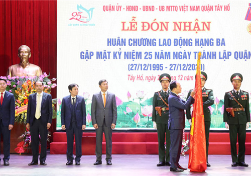 Sáng 26-12, Quận ủy, HĐND, UBND, Ủy ban Mặt trận Tổ quốc Việt Nam quận Tây Hồ đã tổ chức Lễ đón nhận Huân chương Lao động hạng Ba (lần 2), gặp mặt kỷ niệm 25 năm Ngày thành lập quận Tây Hồ (27/12/1995-27/12/2020). Dự Lễ kỷ niệm có các đồng chí: Nguyên Ủy viên Bộ Chính trị, nguyên Bí thư Thành ủy Hà Nội Lê Xuân Tùng; nguyên Ủy viên Trung ương Đảng, nguyên Phó Bí thư Thành ủy, nguyên Chủ tịch UBND thành phố Hà Nội Hoàng Văn Nghiên; Phó Bí thư Thành ủy, Chủ tịch HĐND thành phố Hà Nội Nguyễn Ngọc Tuấn; Ủy viên Ban Thường vụ Thành ủy, Chủ tịch Ủy ban Mặt trận Tổ quốc Việt Nam thành phố Hà Nội Nguyễn Lan Hương.