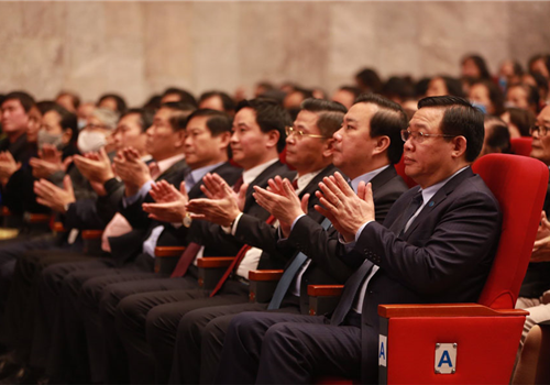 Chào mừng thành công của Đại hội Đảng bộ các cấp, hướng tới Đại hội toàn quốc lần thứ XIII của Đảng, tối 26-12, Thành ủy, HĐND, UBND chỉ đạo Đài Phát thanh và Truyền hình Hà Nội tổ chức chương trình nghệ thuật đặc biệt mang chủ đề "Vinh quang Tổ quốc" tại Cung Văn hóa lao động hữu nghị Việt - Xô. Tới dự chương trình có: Ủy viên Bộ Chính trị, Bí thư Thành ủy, Trưởng đoàn đại biểu Quốc hội thành phố Hà Nội Vương Đình Huệ; Phó Chủ tịch UBND thành phố Chử Xuân Dũng, cùng đại diện lãnh đạo các sở, ban, ngành thành phố Hà Nội.