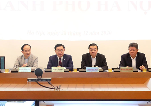 Sáng 28-12, dưới sự chủ trì của Tổng Bí thư, Chủ tịch nước Nguyễn Phú Trọng; Ủy viên Bộ Chính trị, Thủ tướng Chính phủ Nguyễn Xuân Phúc, Hội nghị trực tuyến Chính phủ với các địa phương để triển khai Nghị quyết của Quốc hội khóa XIV về nhiệm vụ phát triển kinh tế - xã hội năm 2021 đã khai mạc. Ủy viên Bộ Chính trị, Chủ tịch Quốc hội Nguyễn Thị Kim Ngân; Ủy viên Bộ Chính trị, Thường trực Ban Bí thư Trần Quốc Vượng dự hội nghị. Cùng dự có các đồng chí Ủy viên Bộ Chính trị, Bí thư Trung ương Đảng; các Phó Thủ tướng Chính phủ; các bộ trưởng, trưởng ngành; bí thư các tỉnh, thành ủy và chủ tịch UBND các tỉnh, thành phố trực thuộc Trung ương. Tại điểm cầu Hà Nội, Ủy viên Bộ Chính trị, Bí thư Thành ủy, Trưởng đoàn đại biểu Quốc hội thành phố Hà Nội Vương Đình Huệ; Ủy viên Trung ương Đảng, Phó Bí thư Thành ủy, Chủ tịch UBND thành phố Hà Nội Chu Ngọc Anh; Phó Bí thư Thành ủy, Chủ tịch HĐND thành phố Hà Nội Nguyễn Ngọc Tuấn.