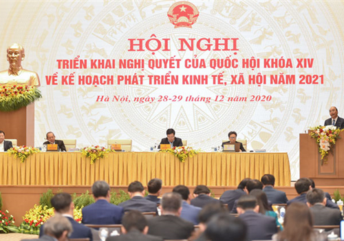Sáng 29-12, Hội nghị trực tuyến Chính phủ với các địa phương bước sang ngày làm việc thứ hai, với phần tham luận của các Bộ trưởng, thành viên Chính phủ. Sau khi nghe các tham luận, kết luận Hội nghị, Thủ tướng Chính phủ Nguyễn Xuân Phúc đánh giá cao tất cả 63 địa phương đều gửi tham luận với 319 kiến nghị cụ thể, đặc biệt đề xuất các chính sách đặc thù và yêu cầu các bộ và Chính phủ hướng dẫn thực thi. Thủ tướng giao Bộ Kế hoạch và Đầu tư cùng với Văn phòng Chính phủ, các bộ, ngành khẩn trương tiếp thu ý kiến, hoàn chỉnh báo cáo các dự thảo Nghị quyết 01, 02 trình Thủ tướng ký ban hành để triển khai thực hiện ngay từ đầu năm 2021, không để chậm trễ. Tham dự tại điểm cầu UBND Thành phố Hà Nội có đồng chí Chu Ngọc Anh, Ủy viên Trung ương Đảng, Phó Bí thư Thành ủy, Chủ tịch UBND Thành phố.
