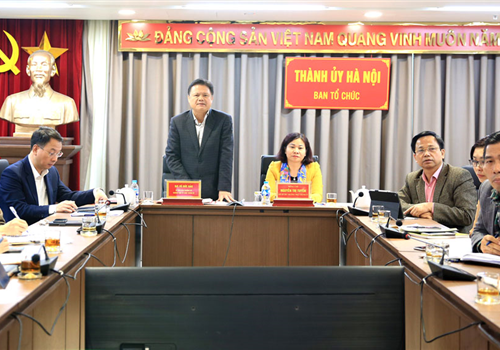 Chiều 30-12, Ban Tổ chức Trung ương đã tổ chức Hội nghị giao ban trực tuyến toàn quốc ngành Tổ chức xây dựng Đảng nhằm đánh giá công tác quý IV-2020; triển khai nhiệm vụ từ nay đến Đại hội đại biểu toàn quốc lần thứ XIII của Đảng. Đồng chí Phạm Minh Chính, Ủy viên Bộ Chính trị, Bí thư Trung ương Đảng, Trưởng ban Tổ chức Trung ương chủ trì Hội nghị. Tại điểm cầu Thành ủy Hà Nội, dự hội nghị có Phó Bí thư Thường trực Thành ủy Nguyễn Thị Tuyến; Ủy viên Ban Thường vụ Thành ủy, Trưởng ban Tổ chức Thành ủy Vũ Đức Bảo.
