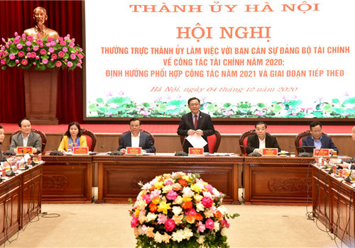 Chiều 04-12, tại Hà Nội, Thường trực Thành ủy Hà Nội làm việc với Ban Cán sự Đảng Bộ Tài chính về công tác tài chính năm 2020; định hướng phối hợp công tác năm 2021 và giai đoạn tiếp theo. Đồng chí Vương Đình Huệ, Ủy viên Bộ Chính trị, Bí thư Thành ủy, Trưởng đoàn đại biểu Quốc hội thành phố Hà Nội và đồng chí Đinh Tiến Dũng, Ủy viên Trung ương Đảng, Bí thư Ban Cán sự Đảng, Bộ trưởng Bộ Tài chính chủ trì Hội nghị. Tham dự Hội nghị có các đồng chí: Chu Ngọc Anh, Ủy viên Trung ương Đảng, Phó Bí thư Thành ủy, Bí thư Ban Cán sự Đảng, Chủ tịch UBND thành phố Hà Nội; Nguyễn Thị Tuyến, Phó Bí thư Thường trực Thành ủy Hà Nội; Nguyễn Ngọc Tuấn, Phó Bí thư Thành ủy, Phó Chủ tịch Thường trực HĐND thành phố Hà Nội; Nguyễn Văn Phong, Phó Bí thư Thành ủy Hà Nội.