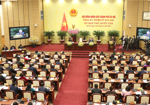 Sáng 07-12, HĐND thành phố Hà Nội khóa XV khai mạc kỳ họp thứ mười tám nhằm xem xét, thảo luận báo cáo tình hình thực hiện nhiệm vụ phát triển kinh tế - xã hội, quốc phòng an ninh năm 2020; nhiệm vụ trọng tâm năm 2021 và quyết định một số nội dung theo thẩm quyền. Dự kỳ họp về phía Trung ương có các đồng chí: Đỗ Bá Tỵ, Ủy viên Trung ương Đảng, Phó Chủ tịch Quốc hội. Về phía thành phố Hà Nội có các đồng chí: Vương Đình Huệ, Ủy viên Bộ Chính trị, Bí thư Thành ủy, Trưởng đoàn đại biểu Quốc hội Thành phố; Chu Ngọc Anh, Ủy viên Trung ương Đảng, Phó Bí thư Thành ủy, Chủ tịch UBND Thành phố; Ngô Thị Thanh Hằng, Ủy viên Trung ương Đảng, Phó Bí thư Thường trực Thành ủy khóa XVI, theo dõi, hướng dẫn Đảng bộ thành phố Hà Nội; Nguyễn Thị Tuyến, Phó Bí thư Thường trực Thành ủy; Nguyễn Thị Bích Ngọc, Phó Bí thư Thành ủy khóa XVI, Chủ tịch HĐND Thành phố, Phó Trưởng đoàn đại biểu Quốc hội thành phố Hà Nội; Nguyễn Ngọc Tuấn, Phó Bí thư Thành ủy, Phó Chủ tịch Thường trực HĐND Thành phố; Nguyễn Văn Phong, Phó Bí thư Thành ủy; Đào Đức Toàn, Phó Bí thư Thành ủy khóa XVI; Nguyễn Lan Hương, Ủy viên Ban Thường vụ Thành ủy, Chủ tịch Ủy ban Mặt trận Tổ quốc Việt Nam Thành phố.