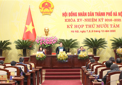 Chiều 08-12, tiếp tục phiên chất vấn và trả lời chất vấn tại kỳ họp thứ mười tám, HĐND thành phố Hà Nội khóa XV, các đại biểu chuyển sang chất vấn nhóm vấn đề về tình hình và kết quả thực hiện hai Quy tắc ứng xử trên địa bàn Thành phố.