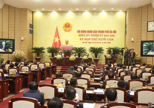 Chiều 08-12, sau khi thực hiện xong các nội dung phiên chất vấn và trả lời chất vấn, HĐND thành phố Hà Nội tiếp tục chương trình làm việc. HĐND Thành phố đã xem xét, thông qua một số nghị quyết chuyên đề về: Dự toán ngân sách địa phương và phân bổ ngân sách cấp Thành phố năm 2021; danh mục các công trình, dự án thu hồi đất năm 2021; dự án chuyển mục đích đất trồng lúa, rừng phòng hộ, rừng đặc dụng năm 2021 thuộc thẩm quyền quyết định của HĐND thành phố Hà Nội; một số quy định về mức chi thuộc thẩm quyền của HĐND Thành phố.