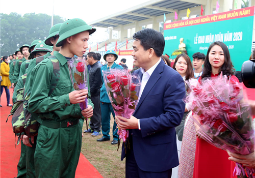 Lễ giao, nhận quân huyện Đông Anh năm 2020 có sự tham dự của Ủy viên Trung ương Đảng, Phó Bí thư Thành ủy, Chủ tịch UBND Thành phố, Chủ tịch Hội đồng Nghĩa vụ quân sự thành phố Hà Nội Nguyễn Đức Chung. Cùng dự có Thiếu tướng Bùi Trọng Quỳnh, Phó Tư lệnh, Tham mưu trưởng Bộ Tư lệnh Thủ đô Hà Nội.