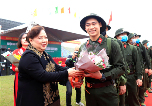 Phó Bí thư thành uỷ, Chủ tịch HĐND Thành phố Nguyễn Thị Bích Ngọc đã về dự Lễ giao, nhận quận tại huyện Đan Phượng.