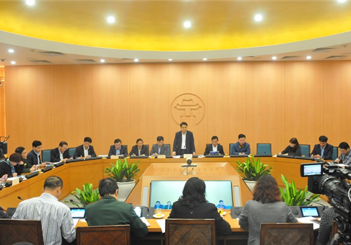 Chiều 12-02, tại trụ sở UBND thành phố Hà Nội, Ủy viên Trung ương Đảng, Phó Bí thư Thành ủy, Chủ tịch UBND Thành phố Nguyễn Đức Chung, Trưởng ban Chỉ đạo công tác phòng, chống dịch bệnh do chủng mới của vi rút corona (Covid-19) của thành phố Hà Nội đã chủ trì cuộc họp với Ban Chỉ đạo theo hình thức trực tuyến. Dự họp có Phó Chủ tịch UBND Thành phố Ngô Văn Quý, Phó ban Chỉ đạo và đại diện lãnh đạo các sở, ban, ngành và các quận, huyện của Thành phố.