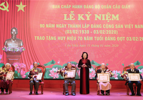 Sáng 31-01, quận Cầu Giấy đã tổ chức Lễ kỷ niệm 90 năm Ngày thành lập Đảng Cộng sản Việt Nam (3/2/1930-3/2/2020). Ủy viên Trung ương Đảng, Phó Bí thư Thường trực Thành ủy Hà Nội Ngô Thị Thanh Hằng dự buổi Lễ.