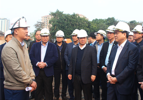 Tại buổi kiểm tra, đôn đốc tiến độ thi công dự án đầu tư xây dựng tuyến đường Vành đai 3 đi thấp qua hồ Linh Đàm và nhánh kết nối với đường Vành đai 3 vào sáng 31-01, đồng chí Nguyễn Đức Chung, Ủy viên Trung ương Đảng, Phó Bí thư Thành ủy, Chủ tịch UBND thành phố Hà Nội đã yêu cầu đơn vị thi công khẩn trương đẩy nhanh tiến độ, sớm hoàn thành công trình. 