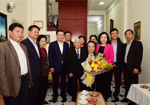 Chiều 26-02, nhân kỷ niệm 65 năm Ngày Thầy thuốc Việt Nam (27/2/1955-27/2/2020), đồng chí Vương Đình Huệ, Ủy viên Bộ Chính trị, Bí thư Thành ủy, Trưởng đoàn đại biểu Quốc hội thành phố Hà Nội đã đến nhà riêng thăm, tặng quà và chúc mừng Giáo sư, Tiến sĩ y khoa, Nhà giáo nhân dân, Anh hùng lao động Phạm Gia Khải và Giáo sư, Tiến sĩ y khoa, Thầy thuốc nhân dân Lê Đức Hinh.