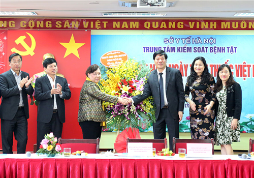 Sáng 26-02, Phó Bí thư Thành ủy, Chủ tịch HĐND thành phố Hà Nội Nguyễn Thị Bích Ngọc đã thăm, chúc mừng Trung tâm Kiểm soát bệnh tật Hà Nội nhân dịp kỷ niệm 65 năm Ngày Thầy thuốc Việt Nam (27/2/1955-27/2/2020). Cùng đi có Phó Chủ tịch UBND Thành phố Ngô Văn Quý; lãnh đạo Sở Y tế và các ban của HĐND Thành phố.

