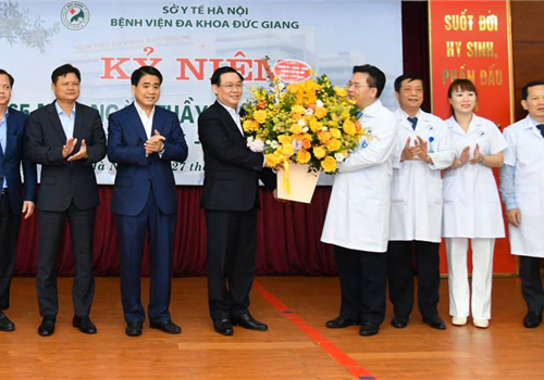 Sáng 27-02, nhân kỷ niệm 65 năm Ngày Thầy thuốc Việt Nam (27/2/1955-27/2/2020), đồng chí Vương Đình Huệ, Ủy viên Bộ Chính trị, Bí thư Thành ủy, Trưởng đoàn đại biểu Quốc hội thành phố Hà Nội đã đi thăm, chúc mừng cán bộ, y, bác sĩ và kiểm tra công tác phòng, chống dịch Covid-19 tại Bệnh viện Đa khoa Đức Giang và Sở Y tế Hà Nội.