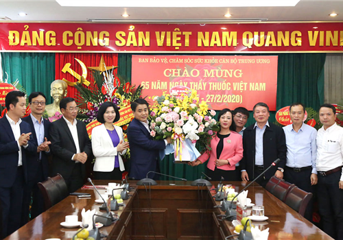 Chiều 27-02, Ủy viên Trung ương Đảng, Phó Bí thư Thành ủy, Chủ tịch UBND thành phố Hà Nội Nguyễn Đức Chung đã đến chúc mừng Ban Bảo vệ, chăm sóc sức khỏe cán bộ Trung ương và Bệnh viện Hữu nghị Việt - Xô nhân kỷ niệm 65 năm Ngày Thầy thuốc Việt Nam (27/2/1955-27/2/2020). Cùng đi có Phó Chủ tịch HĐND Thành phố Phùng Thị Hồng Hà.