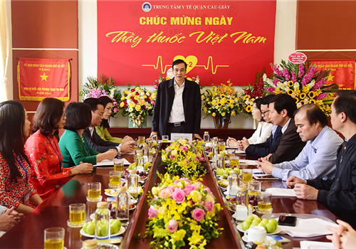 Nhân kỷ niệm 65 năm Ngày Thầy thuốc Việt Nam (27/2/1955-27/2/2020), sáng 27-02, đồng chí Đào Đức Toàn, Phó Bí thư Thành ủy Hà Nội đã tới thăm, chúc mừng tập thể cán bộ, y, bác sĩ, công nhân viên Trung tâm Y tế quận Cầu Giấy. Cùng tham gia Đoàn có Phó Chủ tịch HĐND Thành phố Phùng Thị Hồng Hà.