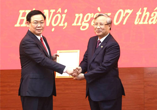 Chiều 07-02, tại trụ sở Thành ủy Hà Nội diễn ra hội nghị công bố quyết định của Bộ Chính trị về công tác cán bộ. Theo các Quyết định của Bộ Chính trị do Trưởng ban Tổ chức Trung ương Phạm Minh Chính công bố, đồng chí Hoàng Trung Hải, Ủy viên Bộ Chính trị, Bí thư Thành ủy, Thành viên Tiểu ban Văn kiện Đại hội XIII của Đảng thôi tham gia Ban Chấp hành, Ban Thường vụ và thôi giữ chức Bí thư Thành ủy Hà Nội nhiệm kỳ 2015-2020. Đồng chí Hoàng Trung Hải được điều động, phân công giữ chức Phó Trưởng Bộ phận thường trực chuyên trách Tiểu ban Văn kiện Đại hội XIII của Đảng. Đồng chí Vương Đình Huệ, Ủy viên Bộ Chính trị, Ủy viên Ban Cán sự đảng Chính phủ, Phó Thủ tướng Chính phủ thôi tham gia Ban Cán sự đảng Chính phủ; được điều động và phân công tham gia Ban Chấp hành, Ban Thường vụ, giữ chức Bí thư Thành ủy Hà Nội nhiệm kỳ 2015-2020.