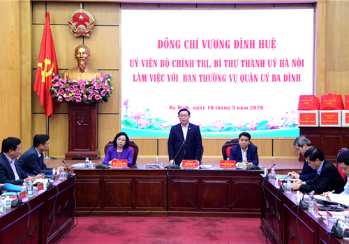 Sáng 10-03, đồng chí Vương Đình Huệ, Ủy viên Bộ Chính trị, Bí thư Thành ủy, Trưởng đoàn đại biểu Quốc hội thành phố Hà Nội làm việc với Ban Thường vụ Quận ủy Ba Đình về công tác phòng, chống dịch Covid-19; kết quả thực hiện nhiệm vụ chính trị năm 2019, nhiệm vụ trọng tâm năm 2020; công tác chỉ đạo Đại hội Đảng bộ cơ sở và Đại hội lần thứ XXVI Đảng bộ quận, nhiệm kỳ 2020-2025. Cùng dự buổi làm việc có Ủy viên Trung ương Đảng, Phó Bí thư Thường trực Thành ủy Ngô Thị Thanh Hằng; Ủy viên Trung ương Đảng, Phó Bí thư Thành ủy, Chủ tịch UBND Thành phố Nguyễn Đức Chung.