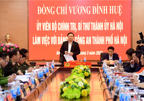 Sáng 11-03, đồng chí Vương Đình Huệ, Ủy viên Bộ Chính trị, Bí thư Thành ủy, Trưởng đoàn đại biểu Quốc hội thành phố Hà Nội làm việc với Đảng ủy Công an thành phố về công tác phòng, chống dịch Covid-19; kết quả thực hiện nhiệm vụ chính trị năm 2019, hai tháng đầu năm và nhiệm vụ trọng tâm 10 tháng còn lại của năm 2020. Tham dự buổi làm việc có Ủy viên Trung ương Đảng, Phó Bí thư Thành ủy, Chủ tịch UBND Thành phố Nguyễn Đức Chung, Trưởng ban Chỉ đạo công tác phòng, chống dịch bệnh viêm đường hô hấp cấp do chủng mới của vi rút corona (Covid-19) Thành phố.