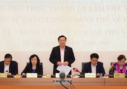 Sáng 12-03, Thường trực Thành ủy Hà Nội đã làm việc với Ban Cán sự đảng UBND thành phố về tình hình thực hiện kế hoạch phát triển kinh tế - xã hội năm 2020, trong đó tập trung đánh giá tác động của dịch Covid-19 tới phát triển kinh tế - xã hội và các giải pháp bảo đảm hoàn thành các chỉ tiêu kinh tế - xã hội năm 2020; tiến độ triển khai các dự án trọng điểm và giải pháp tháo gỡ khó khăn. Đồng chí Vương Đình Huệ, Ủy viên Bộ Chính trị, Bí thư Thành ủy, Trưởng đoàn đại biểu Quốc hội thành phố Hà Nội chủ trì buổi làm việc. Đồng chủ trì buổi làm việc có các đồng chí Thường trực Thành ủy: Ngô Thị Thanh Hằng, Ủy viên Trung ương Đảng, Phó Bí thư Thường trực Thành ủy; Nguyễn Đức Chung, Ủy viên Trung ương Đảng, Phó Bí thư Thành ủy, Chủ tịch UBND Thành phố; Nguyễn Thị Bích Ngọc, Phó Bí thư Thành ủy, Chủ tịch HĐND Thành phố; Đào Đức Toàn, Phó Bí thư Thành ủy.