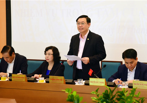 Sáng 12-03, Thường trực Thành ủy Hà Nội đã làm việc với Ban Cán sự đảng UBND thành phố về tình hình thực hiện kế hoạch phát triển kinh tế - xã hội năm 2020, trong đó tập trung đánh giá tác động của dịch Covid-19 tới phát triển kinh tế - xã hội và các giải pháp bảo đảm hoàn thành các chỉ tiêu kinh tế - xã hội năm 2020; tiến độ triển khai các dự án trọng điểm và giải pháp tháo gỡ khó khăn. Phát biểu chỉ đạo tại buổi làm việc, Bí thư Thành ủy Vương Đình Huệ đánh giá, báo cáo của Ban Cán sự Đảng UBND Thành phố cho thấy sự toàn diện, làm rõ bối cảnh, tình hình thế giới, trong nước, tác động cụ thể trên từng lĩnh vực, ngành hàng, nêu các kịch bản tăng trưởng, đề xuất các giải pháp ứng phó, kiến nghị cụ thể.