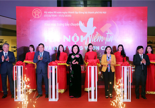 Ngày 12-03, tại Bảo tàng Hà Nội, Sở Văn hóa và Thể thao Hà Nội khai mạc trưng bày chuyên đề "Hà Nội - Niềm tin và khát vọng vươn cao", thiết thực chào mừng 90 năm Ngày thành lập Đảng bộ thành phố Hà Nội (17/03/1930-17/03/2020). Tới dự có các đồng chí: Ủy viên Trung ương Đảng, Phó Bí thư Thường trực Thành ủy Hà Nội Ngô Thị Thanh Hằng; Ủy viên Ban Thường vụ Thành ủy, Trưởng ban Tuyên giáo Thành ủy Nguyễn Văn Phong; Ủy viên Ban Thường vụ Thành ủy, Trưởng ban Dân vận Thành ủy Nguyễn Thị Tuyến; Phó Chủ tịch UBND thành phố Ngô Văn Quý.