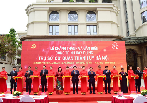 Sáng 14-03, Thành ủy Hà Nội tổ chức Lễ khánh thành và gắn biển công trình xây dựng trụ sở cơ quan Thành ủy Hà Nội tại số 4 phố Lê Lai (quận Hoàn Kiếm), chào mừng 90 năm Ngày thành lập Đảng bộ thành phố Hà Nội (17/03/1930-17/03/2020). Dự buổi lễ có các đồng chí: Vương Đình Huệ, Ủy viên Bộ Chính trị, Bí thư Thành ủy, Trưởng đoàn đại biểu Quốc hội thành phố Hà Nội; Phạm Quang Nghị, nguyên Ủy viên Bộ Chính trị, nguyên Bí thư Thành ủy, nguyên Trưởng đoàn đại biểu Quốc hội Thành phố; Ngô Thị Thanh Hằng, Ủy viên Trung ương Đảng, Phó Bí thư Thường trực Thành ủy; Nguyễn Đức Chung, Ủy viên Trung ương Đảng, Phó Bí thư Thành ủy, Chủ tịch UBND Thành phố; Nguyễn Thị Bích Ngọc, Phó Bí thư Thành ủy, Chủ tịch HĐND Thành phố; Đào Đức Toàn, Phó Bí thư Thành ủy, Trưởng ban Chỉ đạo xây dựng trụ sở cơ quan Thành ủy; các Ủy viên Ban Thường vụ Thành ủy là Trưởng các ban Đảng Thành ủy; đại diện Thường trực HĐND Thành phố, UBND Thành phố, một số sở, ban, ngành Thành phố...