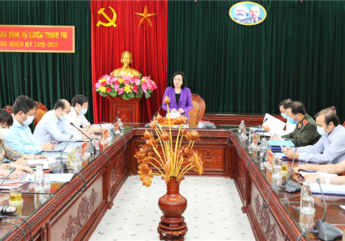 Sáng 24-03, Đoàn kiểm tra số 1 của Ban Thường vụ Thành ủy Hà Nội do đồng chí Ngô Thị Thanh Hằng, Ủy viên Trung ương Đảng, Phó Bí thư Thường trực Thành ủy làm Trưởng đoàn đã kiểm tra công tác phòng, chống dịch Covid-19 huyện Thanh Trì. Cùng tham gia Đoàn có lãnh đạo các sở, ban, ngành Thành phố.