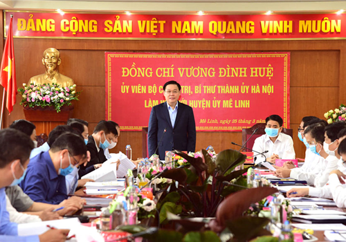 Sáng 25-03, đồng chí Vương Đình Huệ, Ủy viên Bộ Chính trị, Bí thư Thành ủy, Trưởng đoàn đại biểu Quốc hội thành phố Hà Nội làm việc với Huyện ủy Mê Linh về kết quả thực hiện nhiệm vụ chính trị thời gian qua, nhiệm vụ trọng tâm thời gian tới; công tác phòng, chống dịch Covid-19; công tác chỉ đạo Đại hội Đảng bộ các cấp, tiến tới Đại hội lần thứ XI Đảng bộ Huyện và một số vụ việc về an ninh trật tự trên địa bàn. Dự buổi làm việc có Ủy viên Trung ương Đảng, Phó Bí thư Thành ủy, Chủ tịch UBND Thành phố Nguyễn Đức Chung.