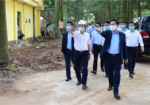 Sáng 25-3, ngay trước cuộc làm việc với Huyện ủy Mê Linh, đồng chí Vương Đình Huệ, Ủy viên Bộ Chính trị, Bí thư Thành ủy, Trưởng đoàn đại biểu Quốc hội thành phố Hà Nội đã đi kiểm tra công trình bệnh viện dã chiến chống dịch Covid-19 tại thôn Nội Đồng, xã Đại Thịnh, huyện Mê Linh. Tham gia Đoàn có Ủy viên Trung ương Đảng, Phó Bí thư Thành ủy, Chủ tịch UBND Thành phố Nguyễn Đức Chung