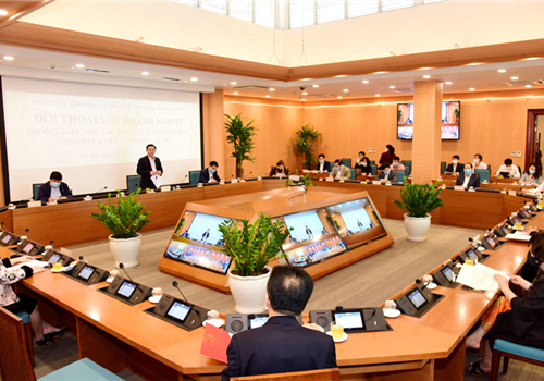 Chiều 16-4, Thành ủy - HĐND - UBND thành phố Hà Nội tổ chức hội nghị "Đối thoại với doanh nghiệp trong bối cảnh tác động của dịch Covid-19 trên địa bàn thành phố Hà Nội" để lắng nghe ý kiến phản ánh, kiến nghị của doanh nghiệp và tìm các giải pháp tháo gỡ khó khăn, thúc đẩy hoạt động sản xuất, kinh doanh, ổn định an sinh xã hội, ứng phó với dịch Covid-19. Ủy viên Bộ Chính trị, Bí thư Thành ủy, Trưởng đoàn đại biểu Quốc hội thành phố Vương Đình Huệ, chủ trì Hội nghị. Đại biểu trung ương dự Hội nghị có Ủy viên Trung ương Đảng, Bộ trưởng Bộ Kế hoạch và Đầu tư Nguyễn Chí Dũng; Chủ tịch Phòng Thương mại và Công nghiệp Việt Nam (VCCI) Vũ Tiến Lộc. Đại biểu thành phố Hà Nội có Ủy viên Trung ương Đảng, Phó Bí thư Thành ủy, Chủ tịch UBND Thành phố Nguyễn Đức Chung; Phó Bí thư Thành ủy, Chủ tịch HĐND Thành phố Nguyễn Thị Bích Ngọc.