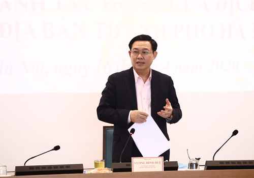 Phát biểu kết luận Hội nghị "Đối thoại với doanh nghiệp trong bối cảnh tác động của dịch Covid-19 trên địa bàn thành phố Hà Nội" diễn ra chiều 16-4, Ủy viên Bộ Chính trị, Bí thư Thành ủy Hà Nội Vương Đình Huệ khẳng định, Thành phố cam kết sẽ làm tốt hơn nữa công tác phòng, chống dịch theo nguyên tắc bảo đảm tính mạng của người dân. Đây sẽ là tiền đề cho sản xuất kinh doanh, phục hồi và phát triển kinh tế trong ngắn hạn và dài hạn.