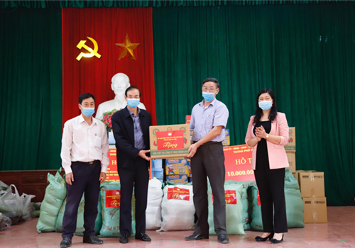 Sáng 18-4, Phó Bí thư Thành ủy Hà Nội Đào Đức Toàn đã kiểm tra tình hình thực hiện cách ly, phòng, chống dịch Covid-19 tại thôn Đông Cứu (xã Dũng Tiến, huyện Thường Tín) và trao quà hỗ trợ, động viên cán bộ, nhân dân nơi đây yên tâm thực hiện cách ly đúng quy định. Cùng đi có Phó Chủ tịch Uỷ ban Trung ương Mặt trận Tổ quốc Việt Nam không chuyên trách, Ủy viên Ban Thường vụ Thành ủy, Chủ tịch Ủy ban Mặt trận Tổ quốc Việt Nam Thành phố Nguyễn Lan Hương.