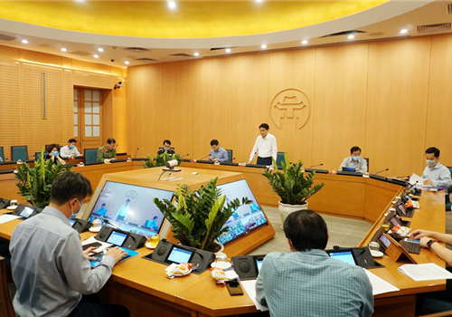 Chiều 20-4, tại trụ sở UBND thành phố Hà Nội, đồng chí Nguyễn Đức Chung, Ủy viên Trung ương Đảng, Phó Bí thư Thành ủy, Chủ tịch UBND Thành phố, Trưởng ban Chỉ đạo công tác phòng, chống dịch bệnh viêm đường hô hấp cấp do chủng mới của vi rút corona (Covid-19) thành phố Hà Nội chủ trì cuộc họp trực tuyến của Ban Chỉ đạo. Tham dự cuộc họp có Phó Chủ tịch UBND Thành phố Ngô Văn Quý; cùng lãnh đạo các sở, ngành và 30 quận, huyện, thị xã.