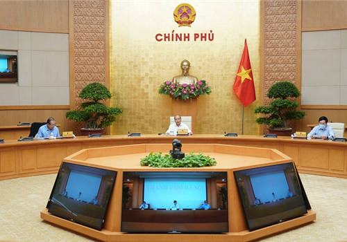 Chiều 22-4, Thủ tướng Chính phủ Nguyễn Xuân Phúc chủ trì cuộc họp trực tuyến của Thường trực Chính phủ về phòng, chống dịch Covid-19 để nghe Ban Chỉ đạo quốc gia phòng, chống dịch Covid-19 báo cáo tình hình và các biện pháp phòng, chống dịch. Dự cuộc họp tại điểm cầu Hà Nội có Ủy viên Trung ương Đảng, Phó Bí thư Thành ủy, Chủ tịch UBND Thành phố, Trưởng ban Chỉ đạo công tác phòng, chống dịch Covid-19 thành phố Hà Nội Nguyễn Đức Chung; Phó Chủ tịch UBND Thành phố Ngô Văn Quý cùng đại diện các sở, ngành chức năng.