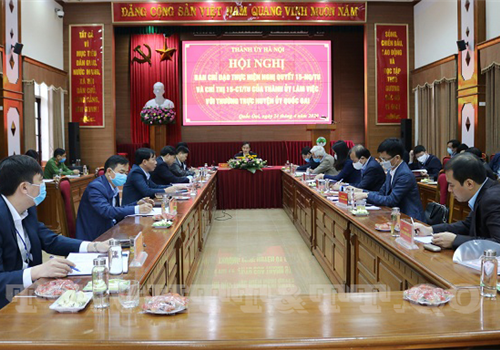 Sáng ngày 24-4, đồng chí Đào Đức Toàn- Phó Bí thư Thành ủy, chủ trì buổi làm việc với Ban Thường vụ huyện ủy Quốc Oai để nghe báo cáo việc thực hiện Nghị quyết số 15- NQ/TU về “Xây dựng tổ chức cơ sở Đảng trong sạch, vững mạnh, củng cố cơ sở Đảng yếu kém; giải quyết các vấn đề phức tạp về an ninh chính trị, trật tự an toàn xã hội trên địa bàn xã, phường, thị trấn thuộc thành phố Hà Nội” và Chỉ thị số 15-CT/TU về “Tăng cường sự lãnh đạo của các cấp ủy Đảng đối với công tác tiếp công dân và giải quyết khiếu nại, tố cáo trên địa bàn thành phố Hà Nội”.
