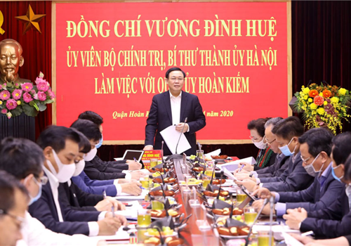 Chiều 24-4, đồng chí Vương Đình Huệ, Ủy viên Bộ Chính trị, Bí thư Thành ủy, Trưởng đoàn đại biểu Quốc hội thành phố Hà Nội đã làm việc với Quận ủy Hoàn Kiếm về kết quả thực hiện nhiệm vụ chính trị thời gian qua, nhiệm vụ trọng tâm thời gian tới; công tác phòng, chống dịch Covid-19; công tác tổ chức Đại hội Đảng bộ các cấp, tiến tới Đại hội lần thứ XXVI Đảng bộ quận Hoàn Kiếm.