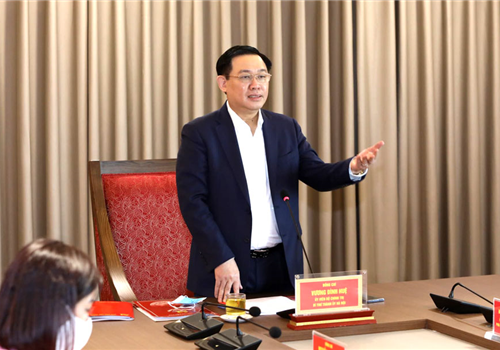 Sáng 28-4, đồng chí Vương Đình Huệ, Ủy viên Bộ Chính trị, Bí thư Thành ủy, Trưởng đoàn đại biểu Quốc hội thành phố Hà Nội chủ trì làm việc với Ban Dân vận Thành ủy về kết quả thực hiện nhiệm vụ thời gian qua; phương hướng, nhiệm vụ thời gian tới. Tham dự có Ủy viên Trung ương Đảng, Phó Bí thư Thường trực Thành ủy Ngô Thị Thanh Hằng.