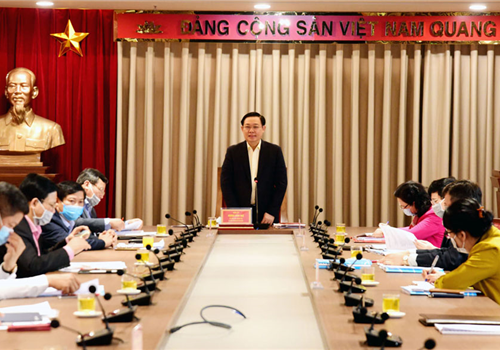 Sáng 09-04, đồng chí Vương Đình Huệ, Ủy viên Bộ Chính trị, Bí thư Thành ủy, Trưởng đoàn đại biểu Quốc hội thành phố Hà Nội chủ trì buổi làm việc với Ban Tuyên giáo Thành ủy, Sở Thông tin và Truyền thông, các cơ quan báo chí thành phố Hà Nội về kết quả thực hiện quy hoạch báo chí thành phố; công tác thông tin, tuyên truyền phòng, chống dịch Covid-19; giải pháp tăng cường hiệu quả công tác truyền thông của Thành phố. Tham dự buổi làm việc có Ủy viên Trung ương Đảng, Phó Bí thư Thường trực Thành ủy Ngô Thị Thanh Hằng.