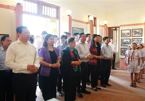 Chiều 13-5, nhân kỷ niệm 130 năm Ngày sinh Chủ tịch Hồ Chí Minh (19/5/1890-19/5/2020), Phó Bí thư Thành ủy, Chủ tịch HĐND thành phố Hà Nội Nguyễn Thị Bích Ngọc dẫn đầu Đoàn công tác Thành phố dâng hương tại Nhà lưu niệm Bác Hồ ở xã Xuân Dương (huyện Thanh Oai) và thăm, động viên các y sĩ, bác sĩ Bệnh viện Đa khoa Vân Đình (huyện Ứng Hòa) - nơi Bác Hồ về thăm, đặt tên cho bệnh viện. 